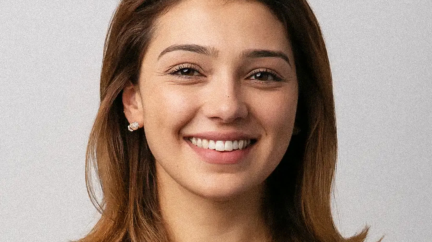 Comparison of an AI generated portrait and a real professional headshot in Miami